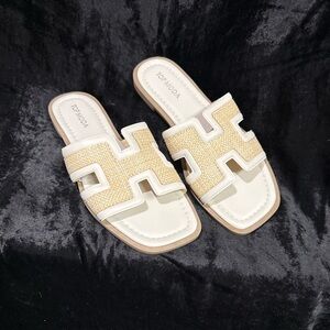 GENTLY USED TOP MODA SANDAL WITH WOVEN DETAILS